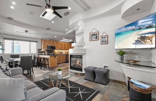 Central Mission Beach Condo | Stunning Oceanfront Boardwalk Condo - Spa, Steps to Beach, Parking & Fast WiFi!
