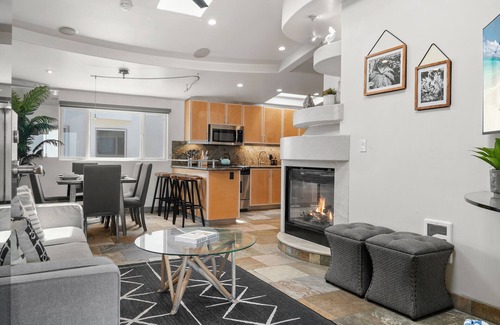 Central Mission Beach Condo | Stunning Oceanfront Boardwalk Condo - Spa, Steps to Beach, Parking & Fast WiFi!