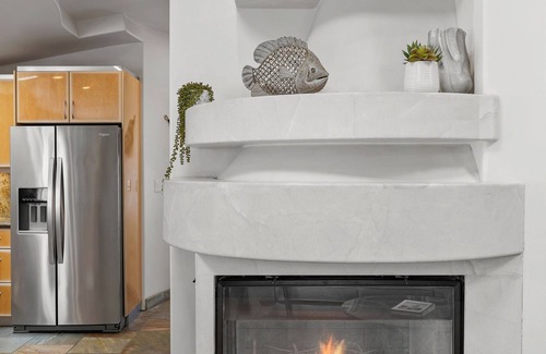 Central Mission Beach Condo | Stunning Oceanfront Boardwalk Condo - Spa, Steps to Beach, Parking & Fast WiFi!