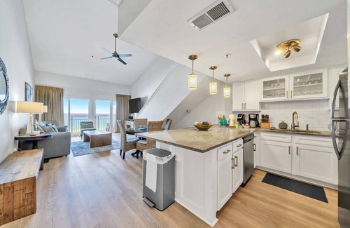 Crystal Beach Condo | Stunning Oceanfront on Crystal Beach with 2 King beds. Beach service included.