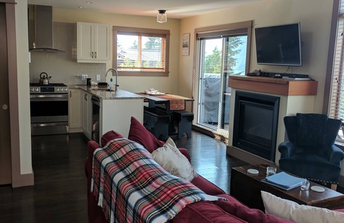 Port Renfrew Cottage | Stunning Oceanview Cottage - 3 Bedroom + Sauna - Pet Friendly