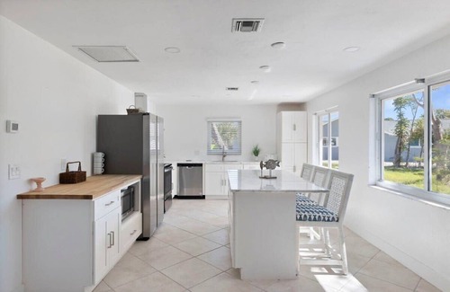 Murex Lakes House | Stunning Pool Home, Steps to Beach, Free Bikes