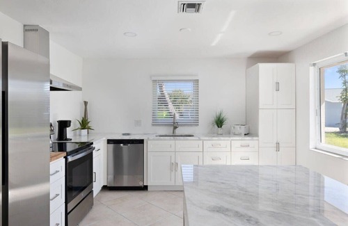 Murex Lakes House | Stunning Pool Home, Steps to Beach, Free Bikes