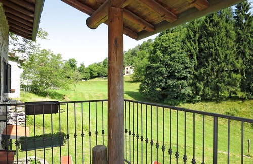 Porto Valtravaglia House | Stunning private villa for 6 guests with TV, patio and pets allowed