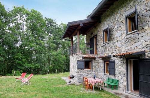Porto Valtravaglia House | Stunning private villa for 6 guests with TV, patio and pets allowed