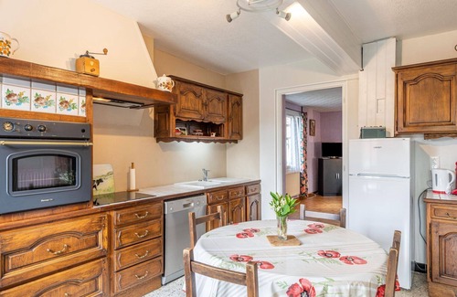Mesnieres-en-Bray House | Stunning private villa for 4 guests with WIFI, TV, terrace and pets allowed