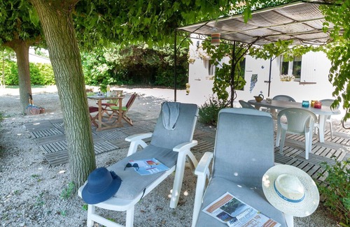 Cheval-Blanc House | Stunning private villa for 4 people with WIFI, TV, patio, pets allowed and parking