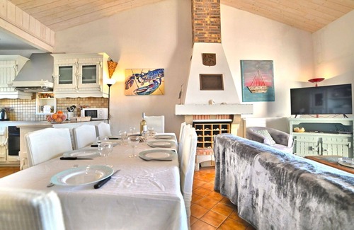 La Cotiniere Villa | Stunning private villa for 10 guests with WIFI, TV, terrace and parking