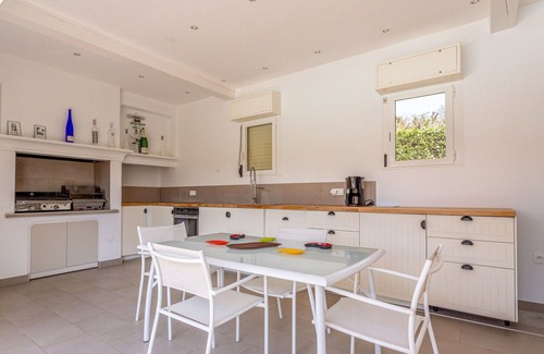 Les Restanques Villa | Stunning private villa for 8 guests with WIFI, A/C, private pool, TV, terrace and pets allowed