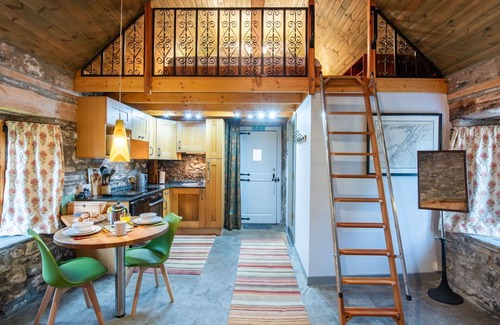 Invermoriston House | Stunning private villa for 8 people with WIFI, TV, patio and panoramic view