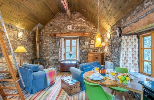 Invermoriston House | Stunning private villa for 8 people with WIFI, TV, patio and panoramic view