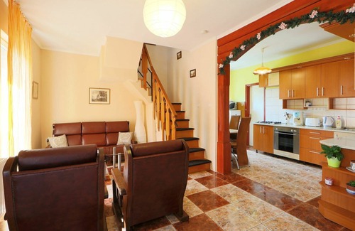 Koroshegy House | Stunning private villa for 8 people with A/C, WIFI, TV, patio and pets allowed