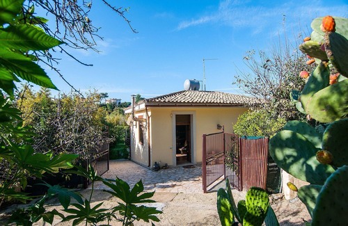 Noto Marina House | Stunning private villa for 6 people with WIFI, A/C, TV, terrace and pets allowed