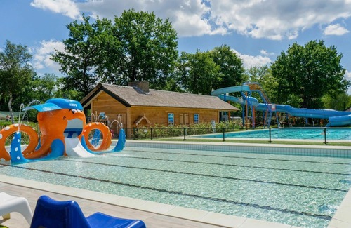 Municipality of Waalwijk House | Stunning private villa for 6 people with WIFI, pool, TV and terrace