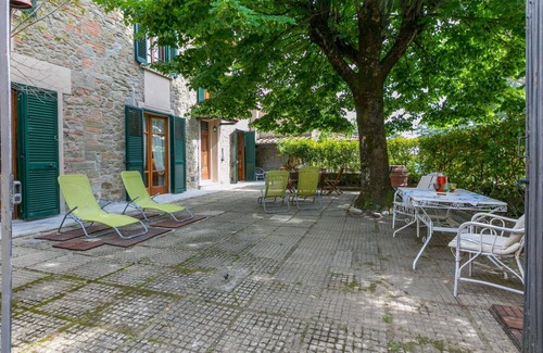 Castelfranco di Sopra House | Stunning private villa for 5 guests with WIFI, TV, patio and pets allowed