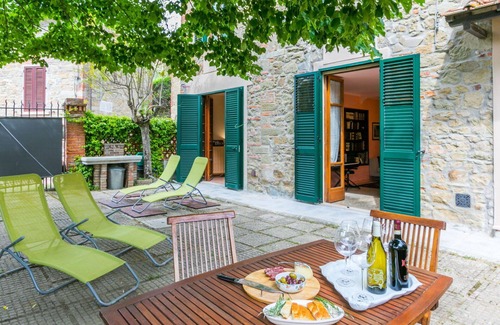 Castelfranco di Sopra House | Stunning private villa for 5 guests with WIFI, TV, patio and pets allowed