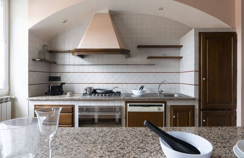 Villa Viani House | Stunning private villa for 6 guests with WIFI, terrace, pets allowed and panoramic view
