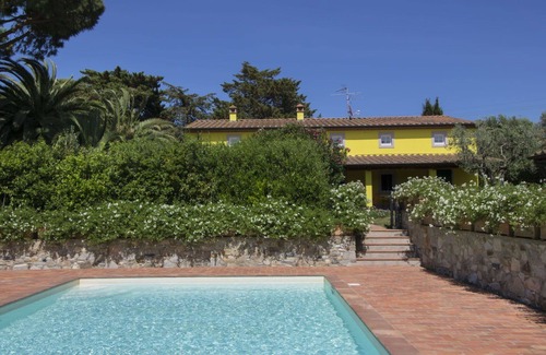 San Vincenzo House | Stunning private villa for 10 people with A/C, private pool, WIFI, TV, patio and pets allowed