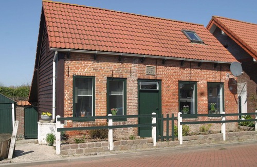 Schoondijke House | Stunning private villa for 4 people with WIFI, TV, terrace and pets allowed