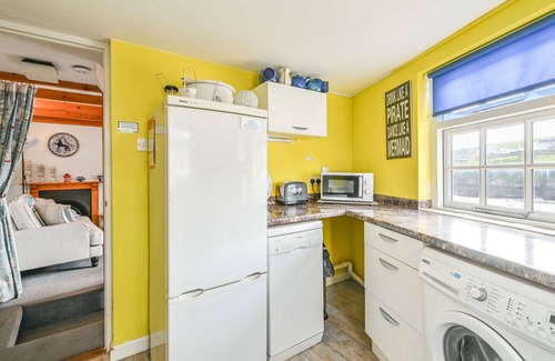 Portmellon House | Stunning private villa for 4 guests with WIFI, TV, patio, pets allowed and parking