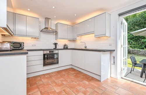 Charlestown House | Stunning private villa for 10 people with WIFI, TV and patio