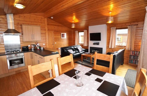 Kinross House | Stunning private villa for 6 guests with WIFI, TV, balcony and pets allowed