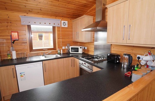 Kinross House | Stunning private villa for 6 guests with WIFI, TV, balcony and pets allowed