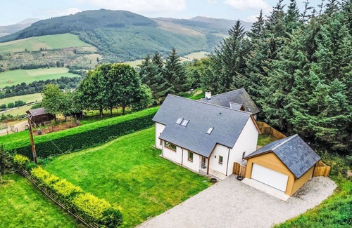 Drumnadrochit Villa | Stunning private villa for 8 guests with WIFI, TV, pets allowed and panoramic view
