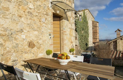 Sovicille House | Stunning private villa for 6 guests with WIFI, TV, terrace, pets allowed and panoramic view