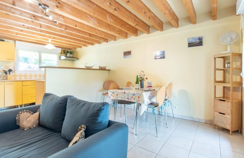 Carentan House | Stunning private villa for 4 people with WIFI, TV, terrace and pets allowed