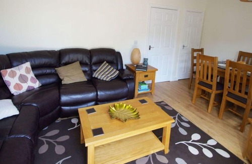 Ammanford House | Stunning private villa for 5 guests with WIFI, TV, patio, pets allowed and parking