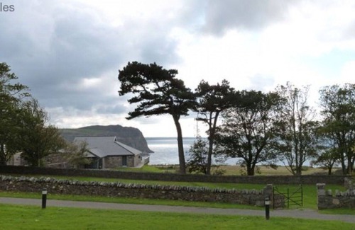 Rhyd-y-clafdy House | Stunning private villa for 6 guests with WIFI, TV, patio and parking