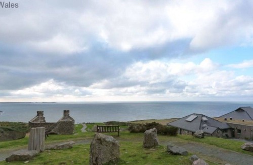 Rhyd-y-clafdy House | Stunning private villa for 6 guests with WIFI, TV, patio and parking