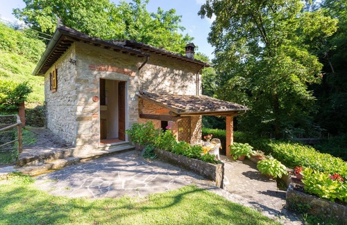 Molezzano Villa | Stunning private villa for 4 people with WIFI, TV, patio and pets allowed