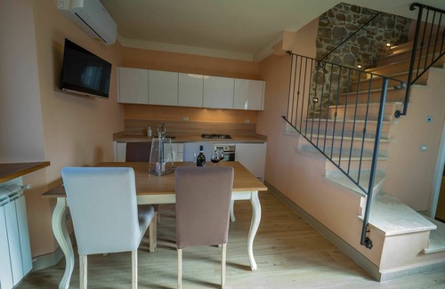 Seggiano House | Stunning private villa for 4 guests with hot tub, A/C, WIFI, TV, terrace and panoramic view