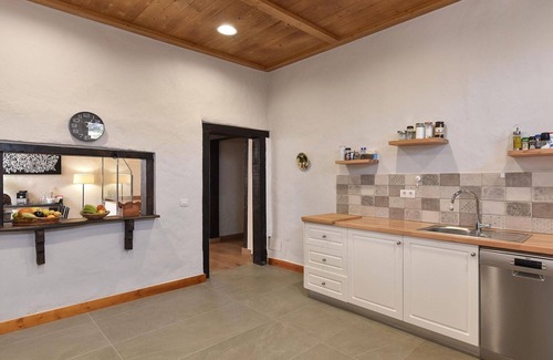 Arucas House | Stunning private villa for 10 guests with WIFI, private pool, TV and patio