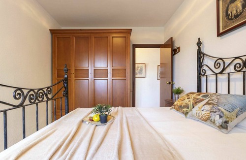 L'Ampolla Villa | Stunning private villa for 12 people with WIFI, TV, patio, pets allowed and parking