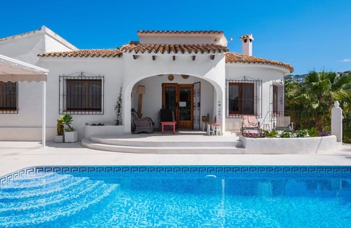 Arnella Villa | Stunning private villa for 10 people with private pool, WIFI, A/C, TV and patio
