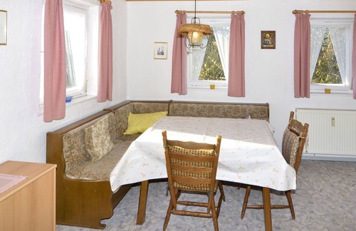 Mauth House | Stunning private villa for 12 people with WIFI, TV, patio and parking