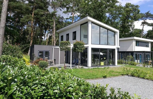 Susteren House | Stunning private villa for 6 people with WIFI, pool, TV and terrace