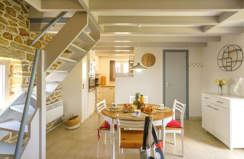 Plogoff House | Stunning private villa for 4 guests with TV, terrace and pets allowed