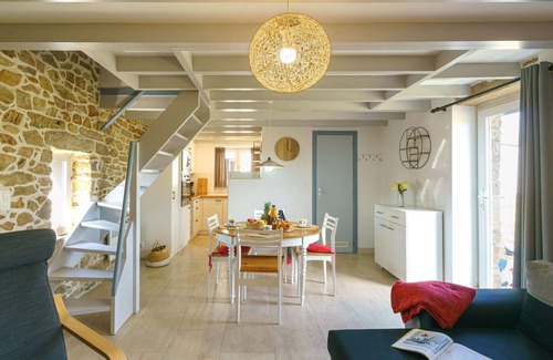 Plogoff House | Stunning private villa for 4 guests with TV, terrace and pets allowed