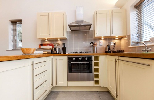 Carnon Downs House | Stunning private villa for 4 people with WIFI, pool, TV, patio and pets allowed