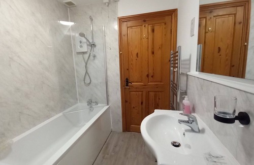 Dolgellau House | Stunning private villa for 7 people with WIFI, TV, patio, panoramic view and parking