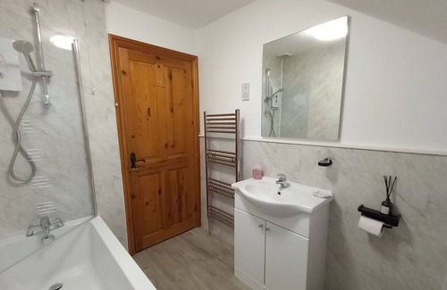 Dolgellau House | Stunning private villa for 7 people with WIFI, TV, patio, panoramic view and parking