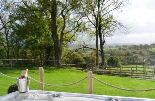 Llandrindod Wells Villa | Stunning private villa for 6 people with WIFI, hot tub, TV, patio, panoramic view and parking