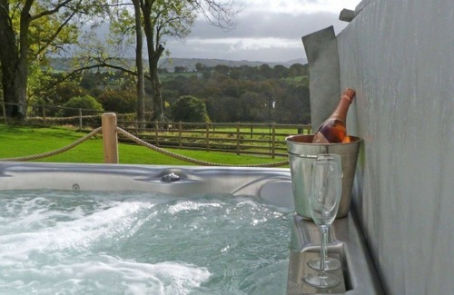 Llandrindod Wells Villa | Stunning private villa for 6 people with WIFI, hot tub, TV, patio, panoramic view and parking