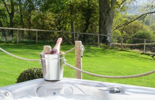 Llandrindod Wells Villa | Stunning private villa for 6 people with WIFI, hot tub, TV, patio, panoramic view and parking