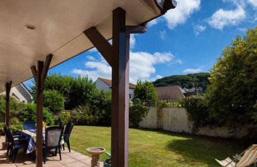 Shaldon House | Stunning private villa for 8 guests with WIFI, TV, patio and parking