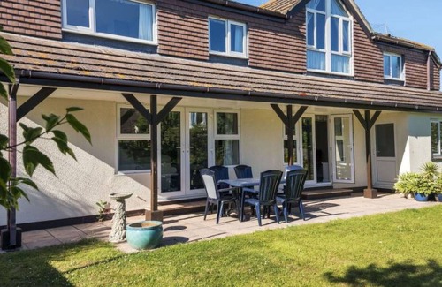 Shaldon House | Stunning private villa for 8 guests with WIFI, TV, patio and parking